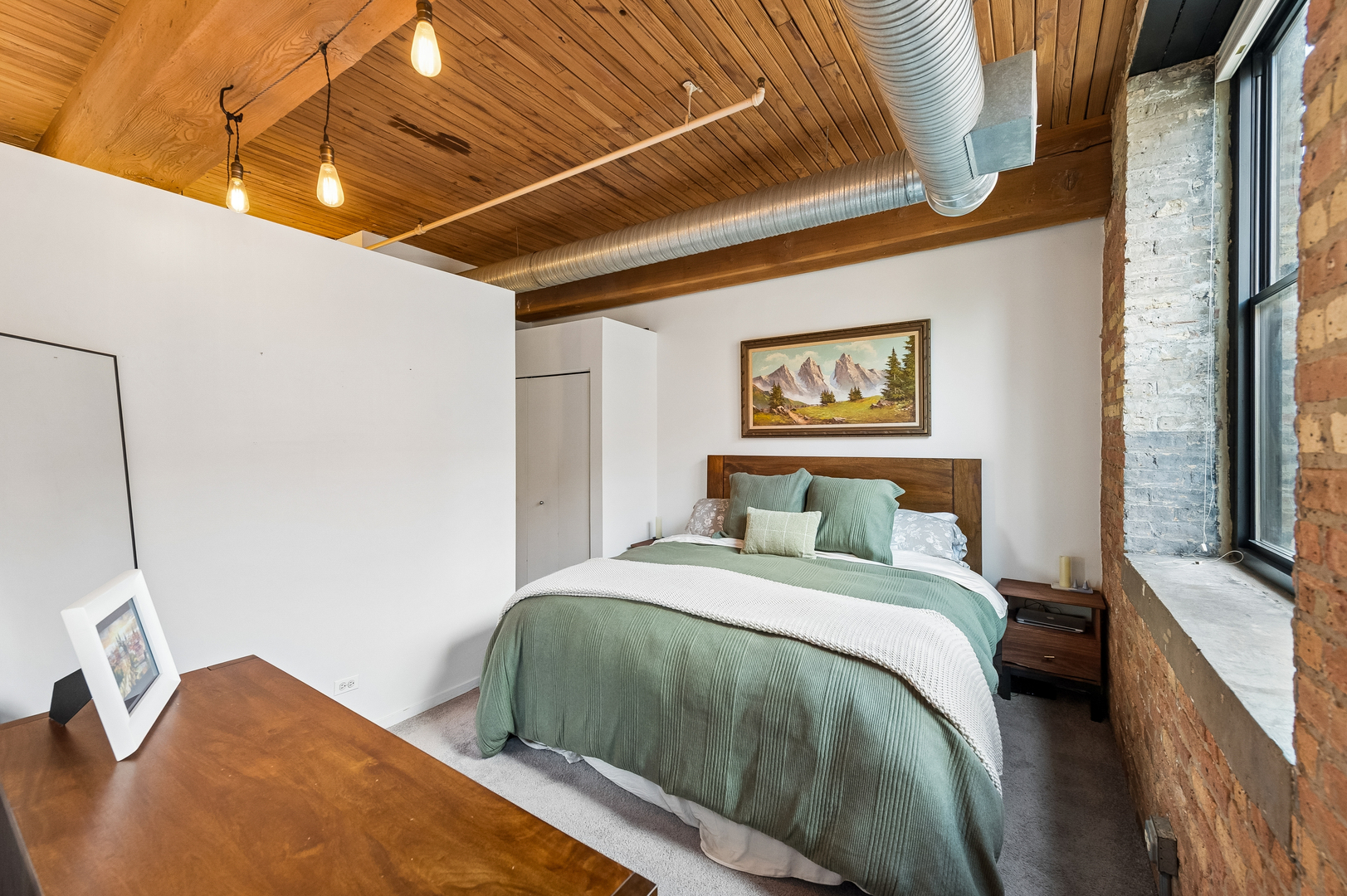 2911 N Western Avenue Unit: 111