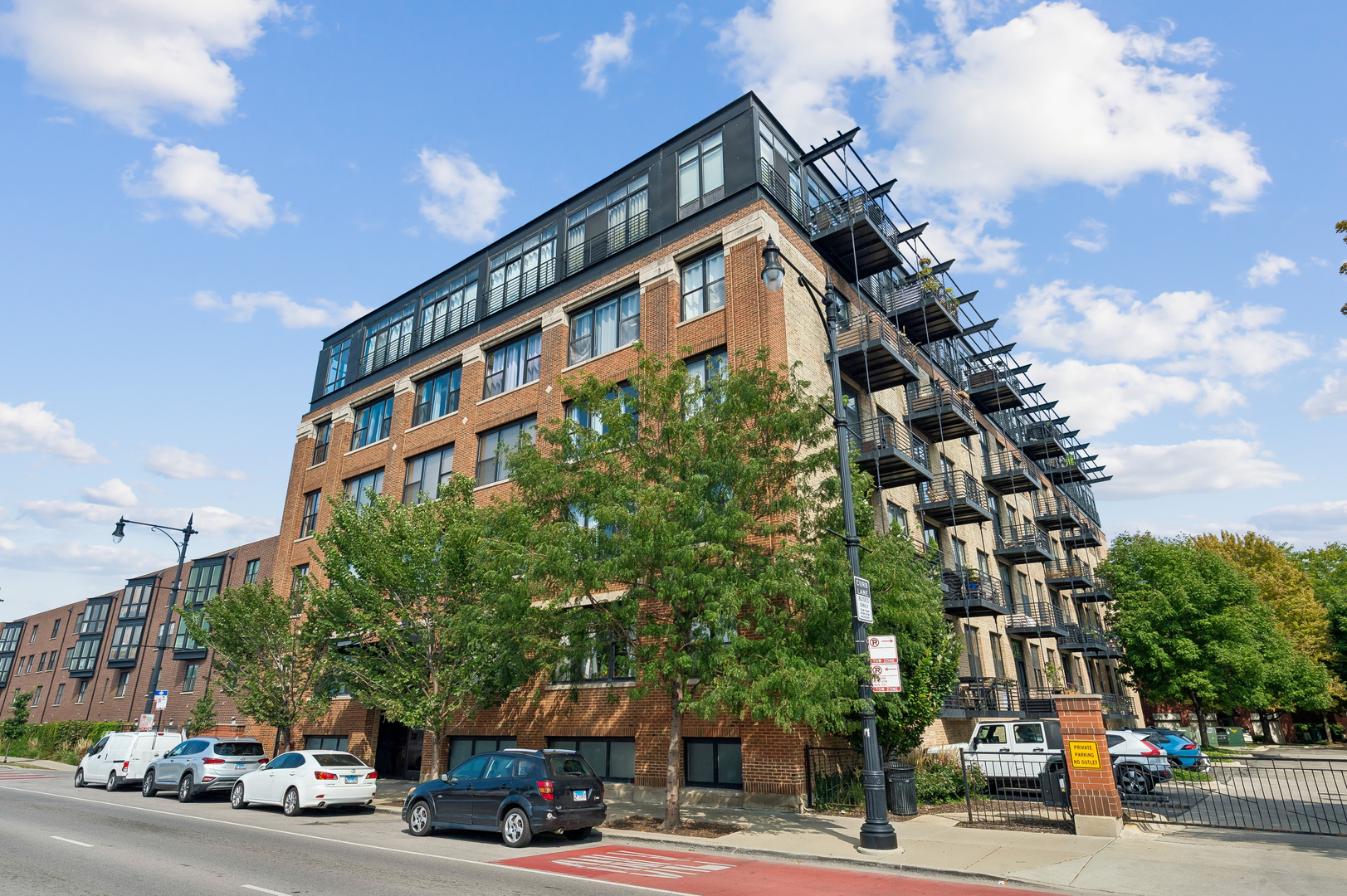 2911 N Western Avenue Unit: 111