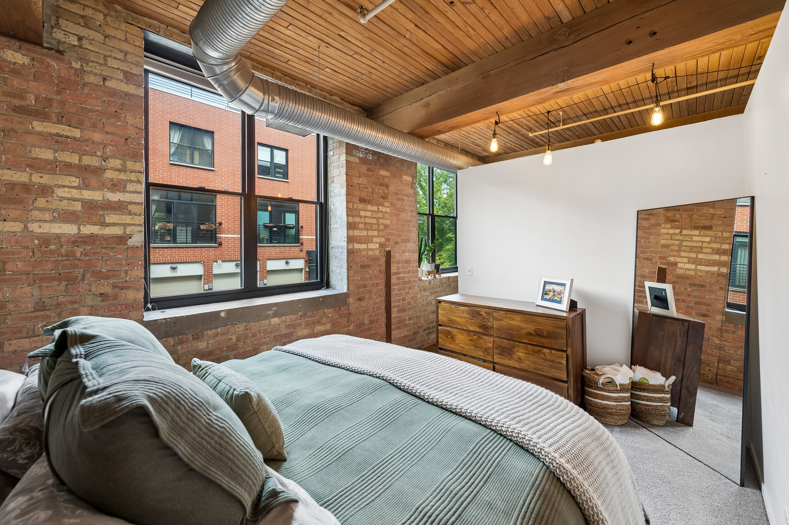 2911 N Western Avenue Unit: 111