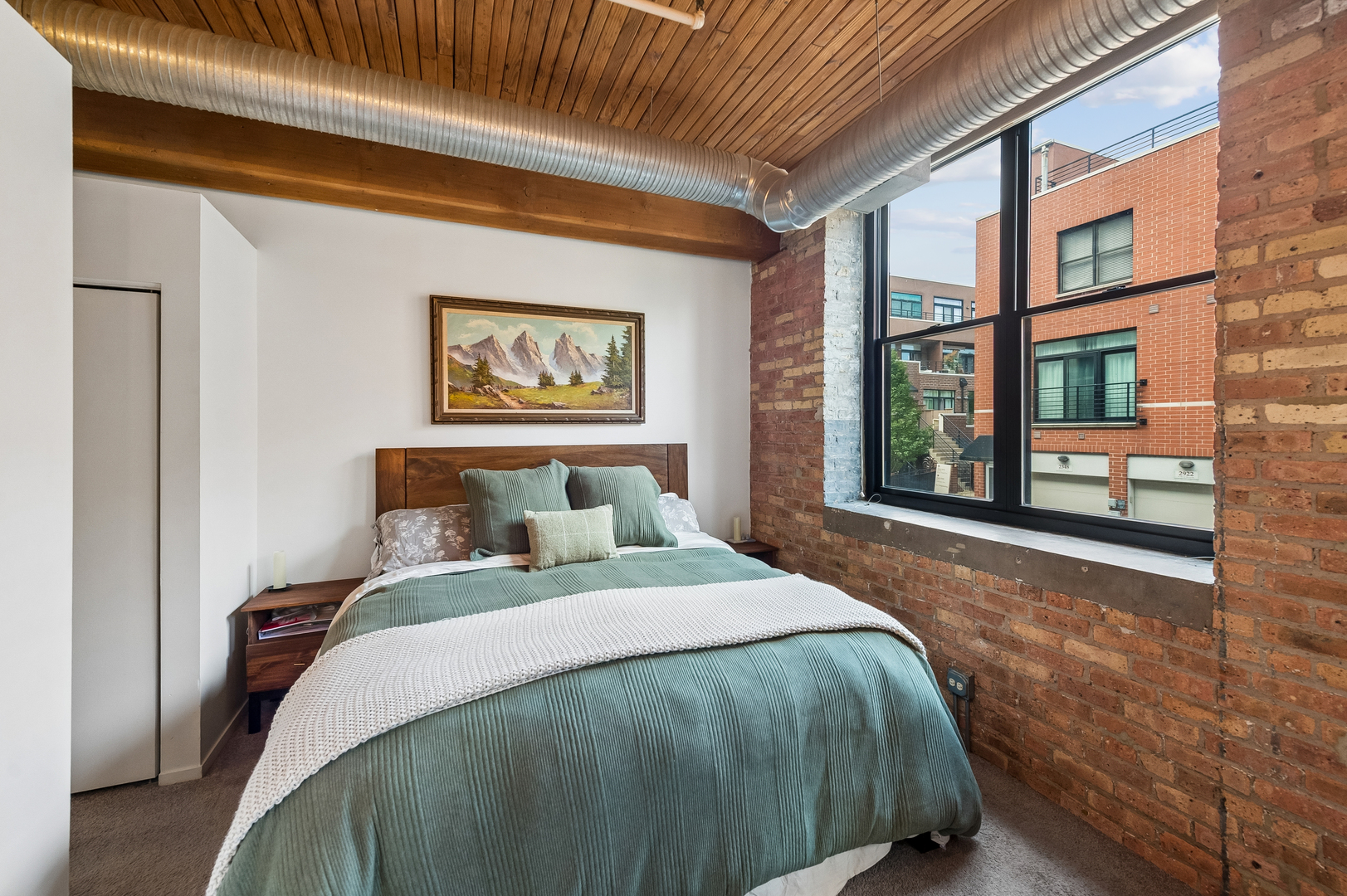 2911 N Western Avenue Unit: 111