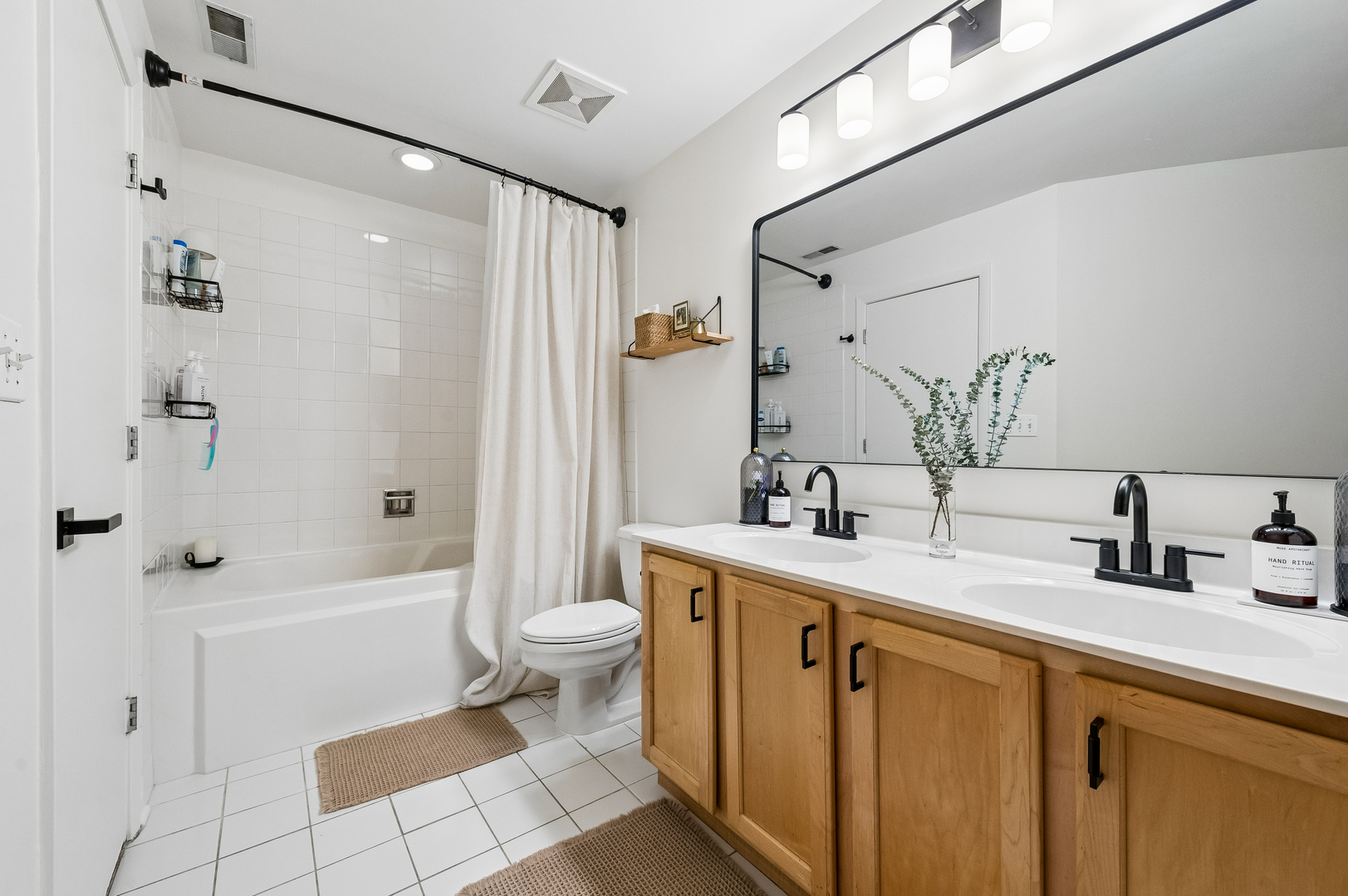 2911 N Western Avenue Unit: 111