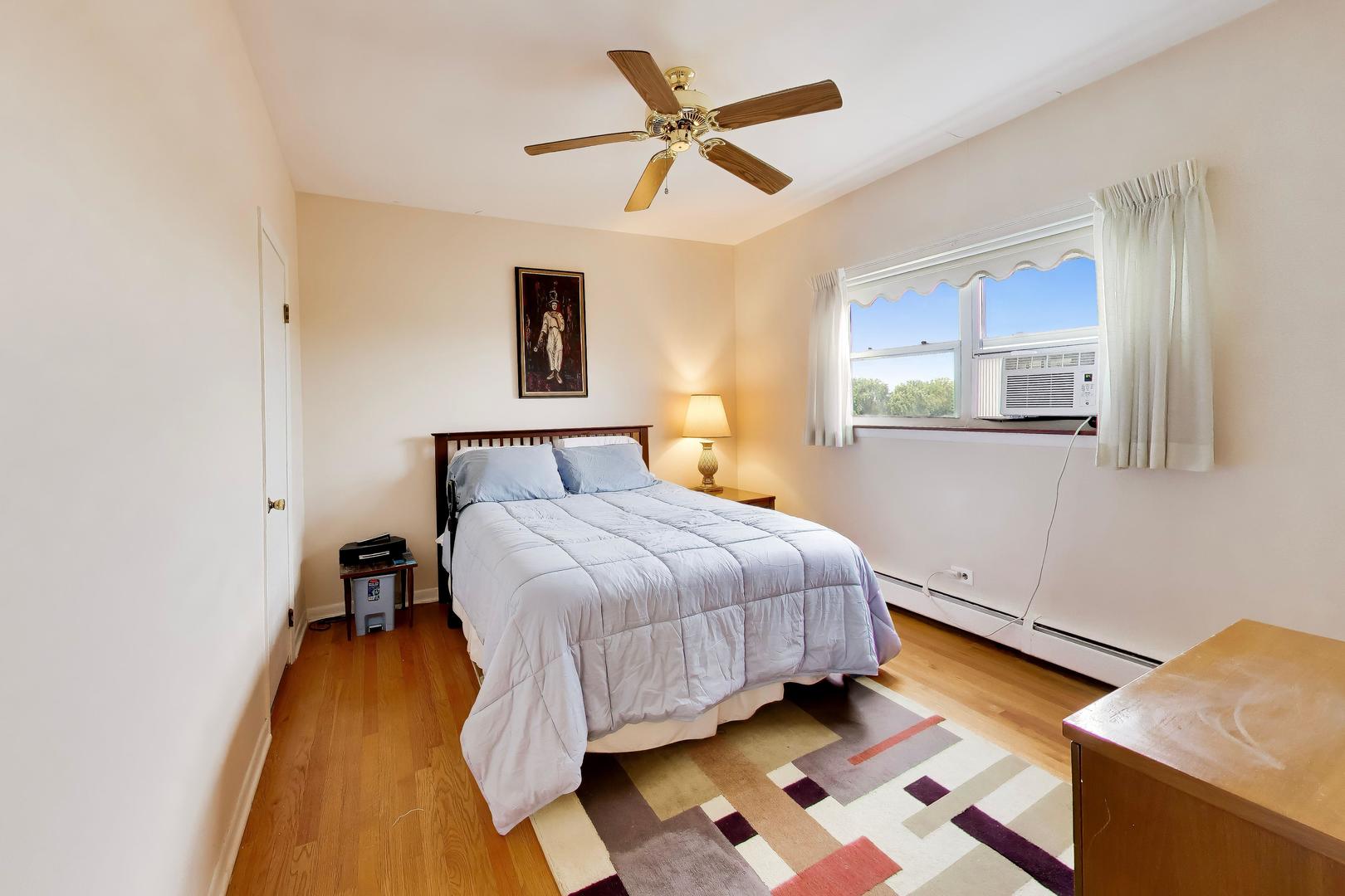 6040 N TROY Street Unit: 401