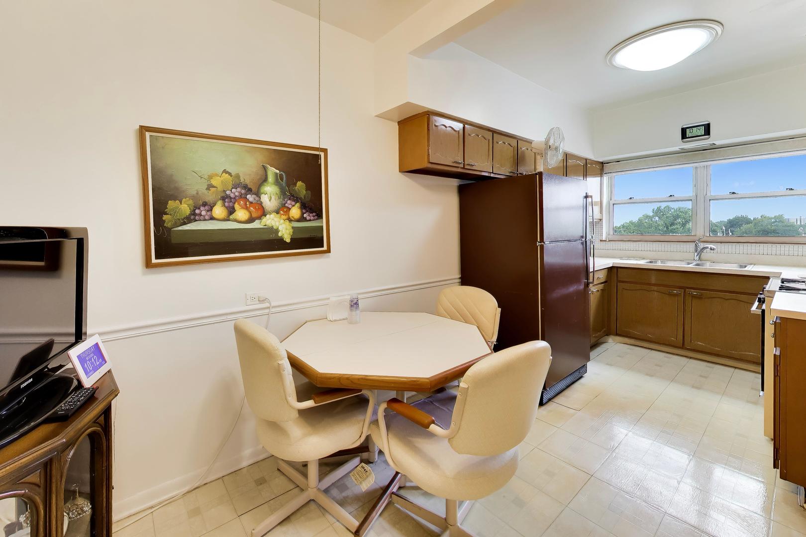 6040 N TROY Street Unit: 401