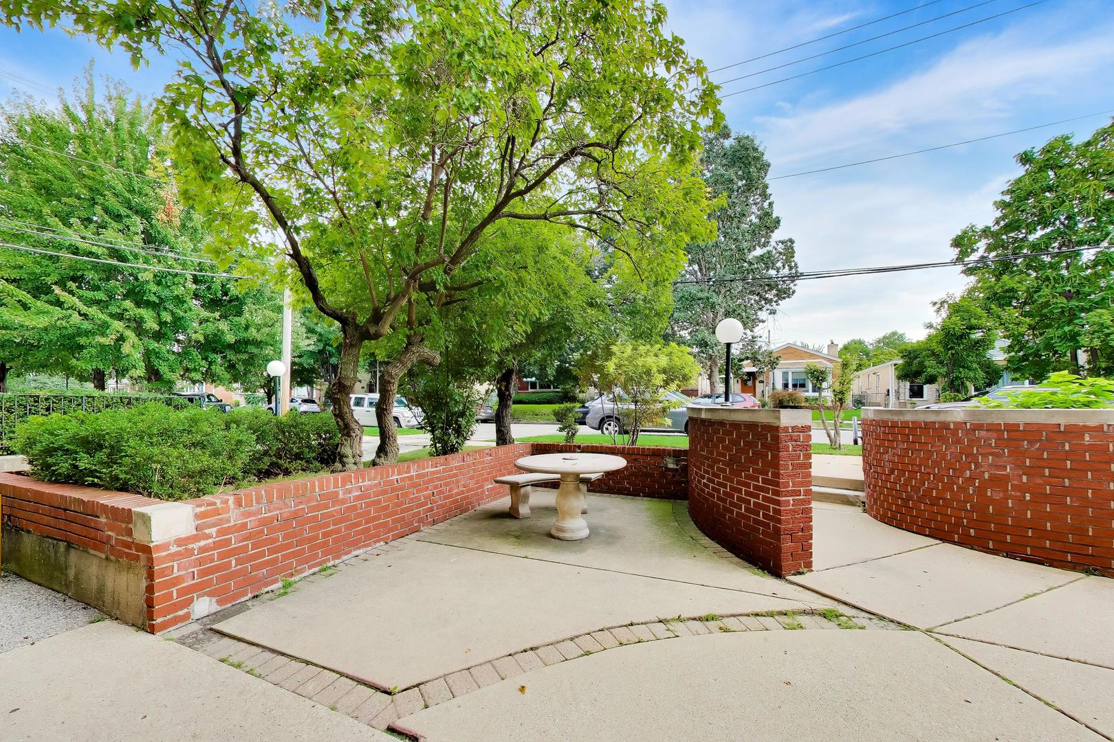 6040 N TROY Street Unit: 401