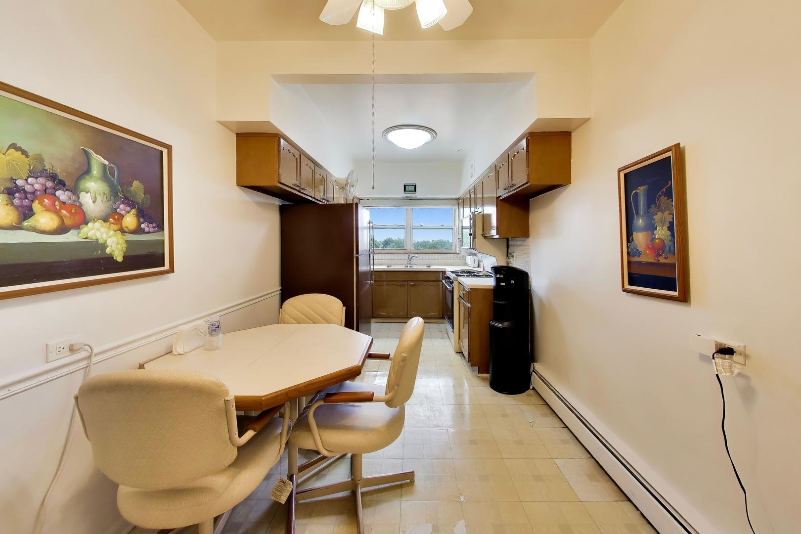 6040 N TROY Street Unit: 401