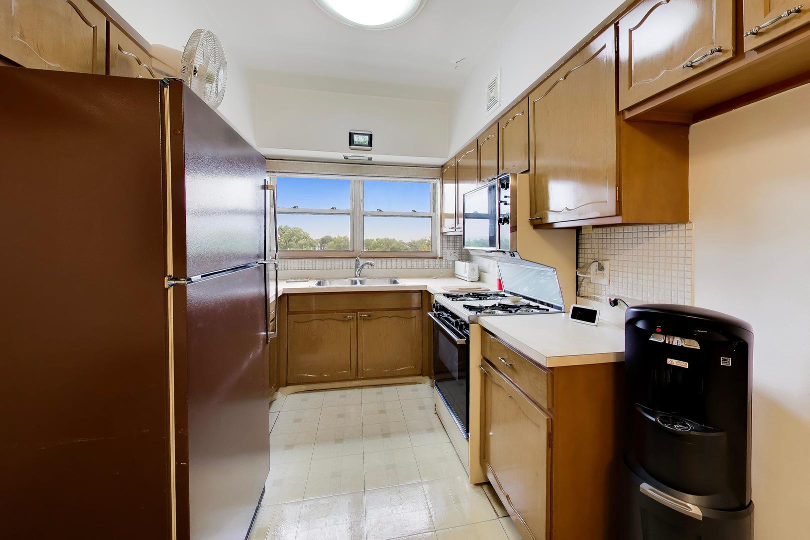 6040 N TROY Street Unit: 401