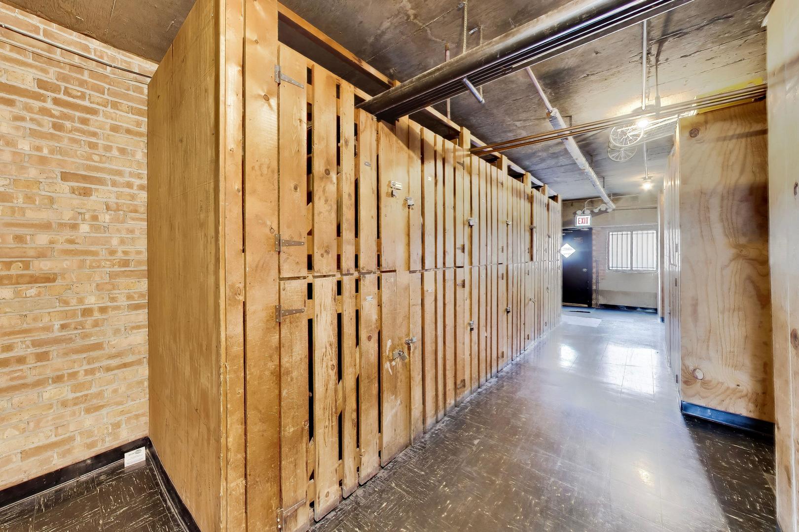 6040 N TROY Street Unit: 401