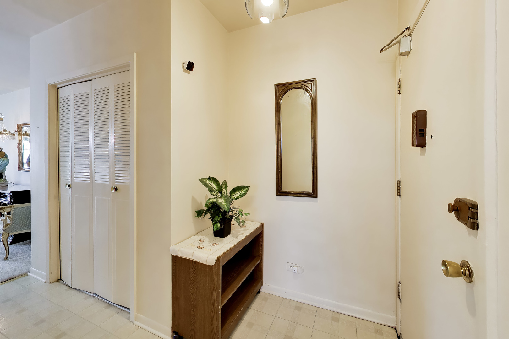 6040 N TROY Street Unit: 401