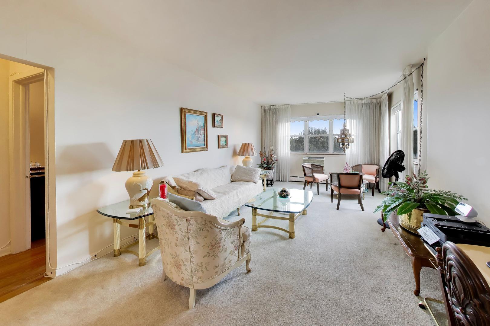 6040 N TROY Street Unit: 401