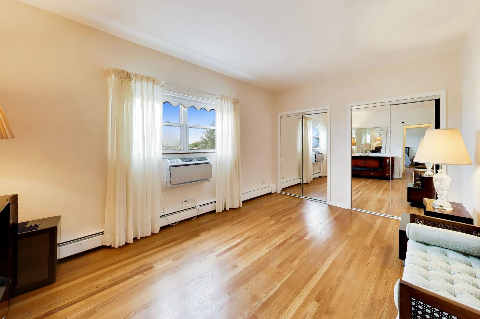 6040 N TROY Street Unit: 401