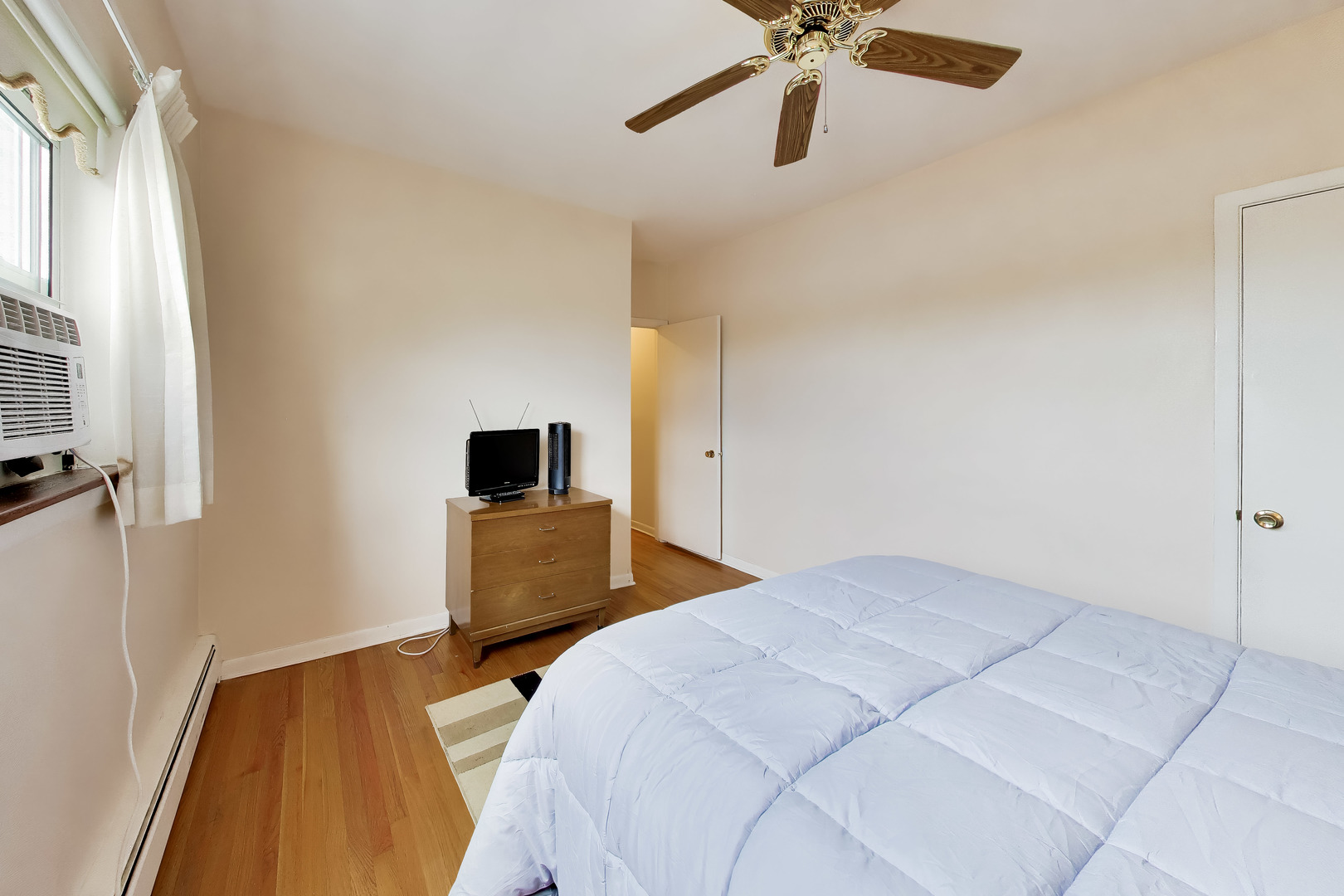 6040 N TROY Street Unit: 401