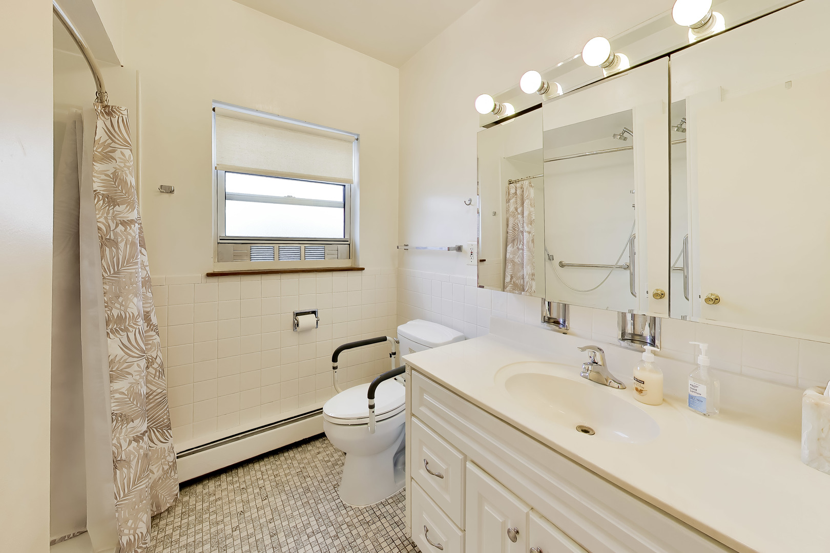 6040 N TROY Street Unit: 401