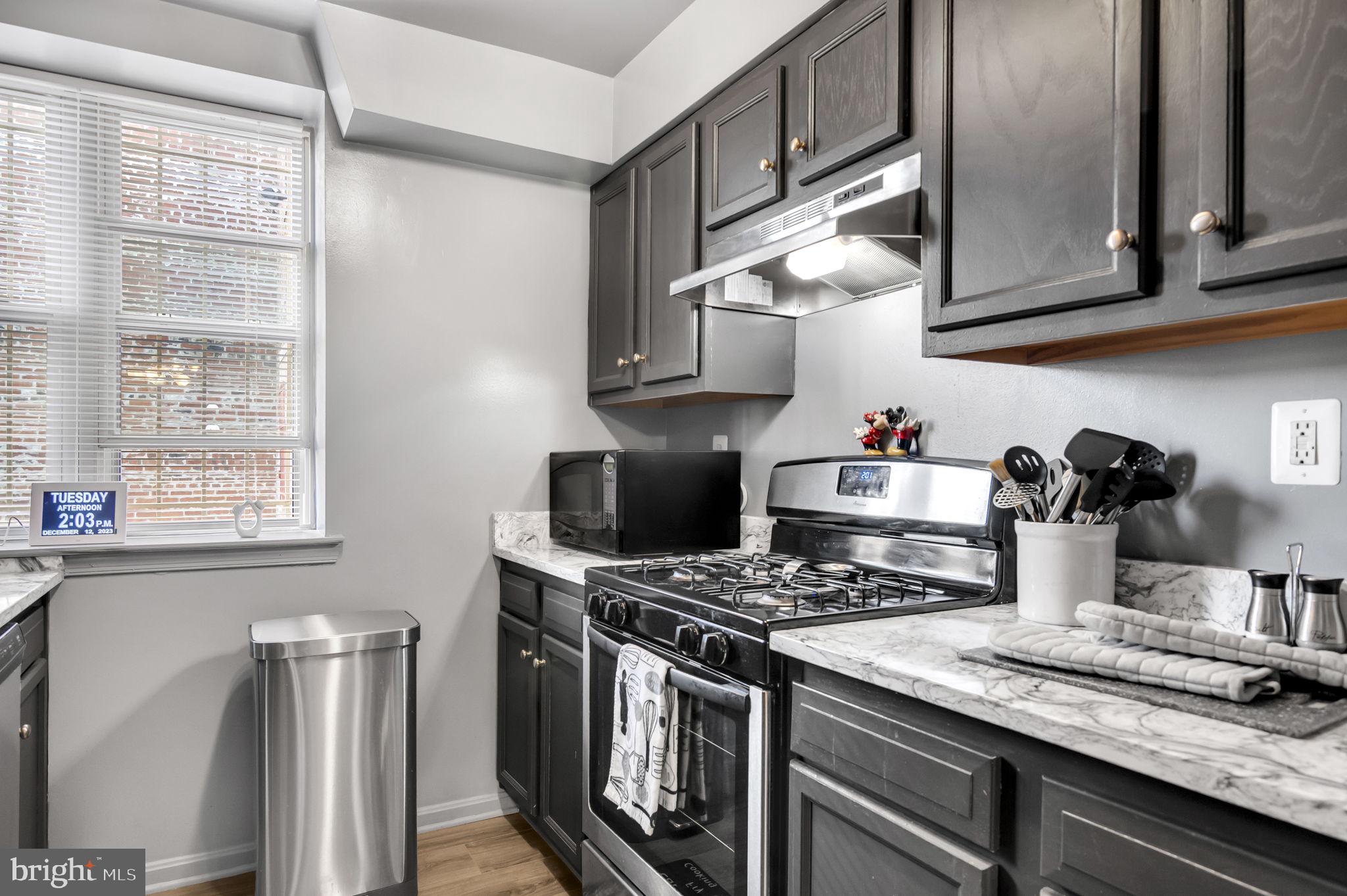345 Oakdale Pl NW #102