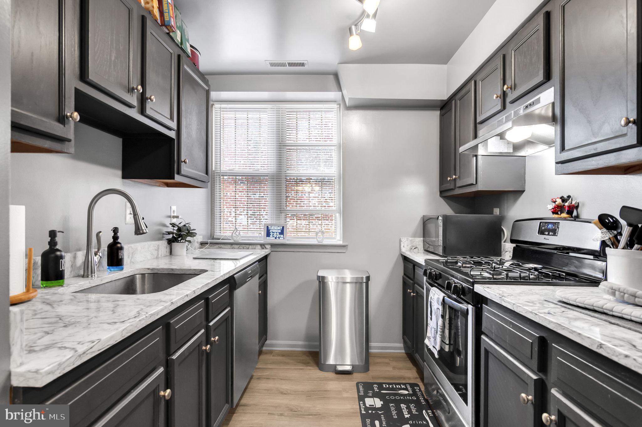 345 Oakdale Pl NW #102