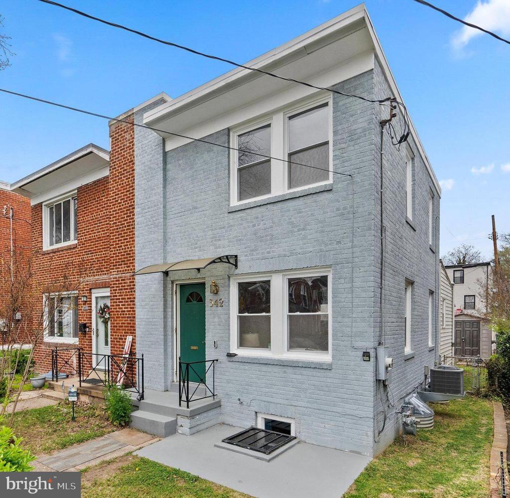 342 Nicholson St NE