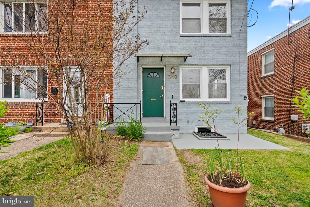 342 Nicholson St NE