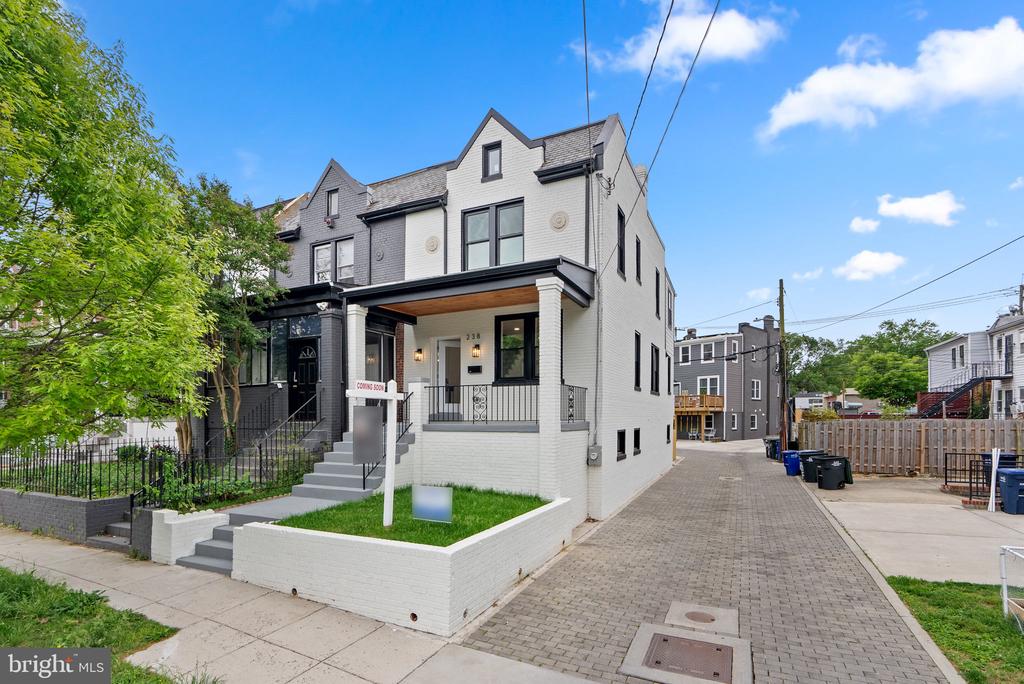 238 Longfellow St NW