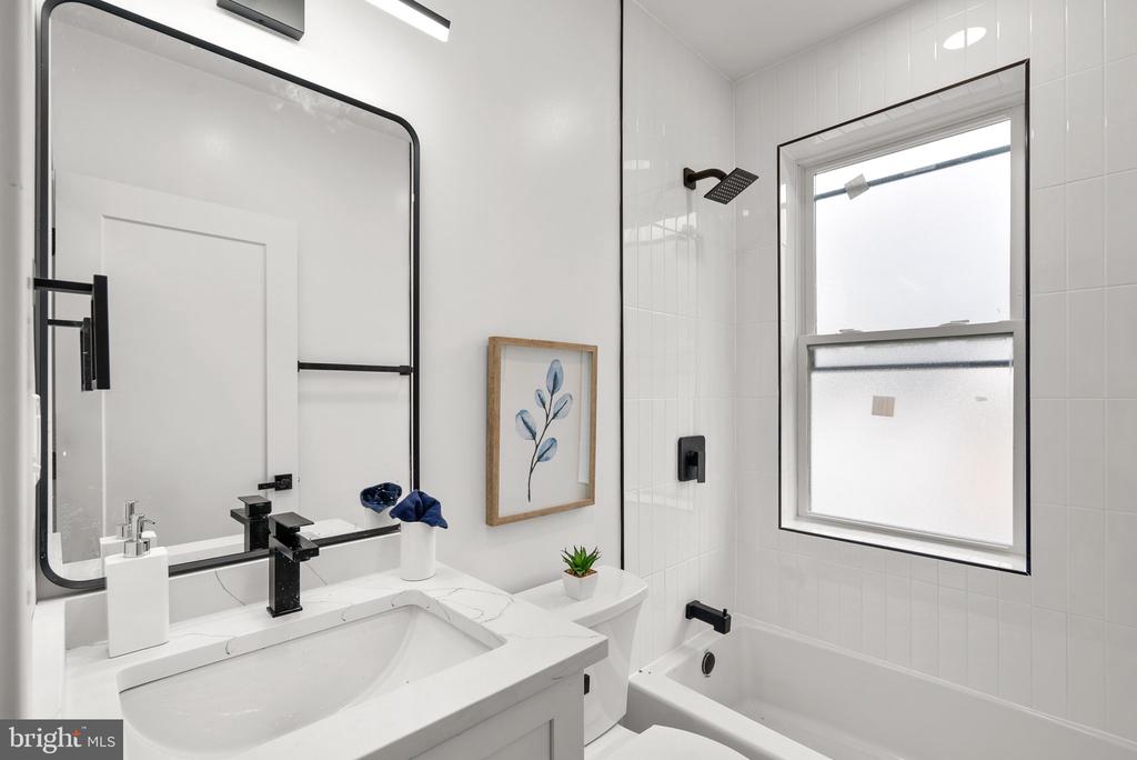 238 Longfellow St NW