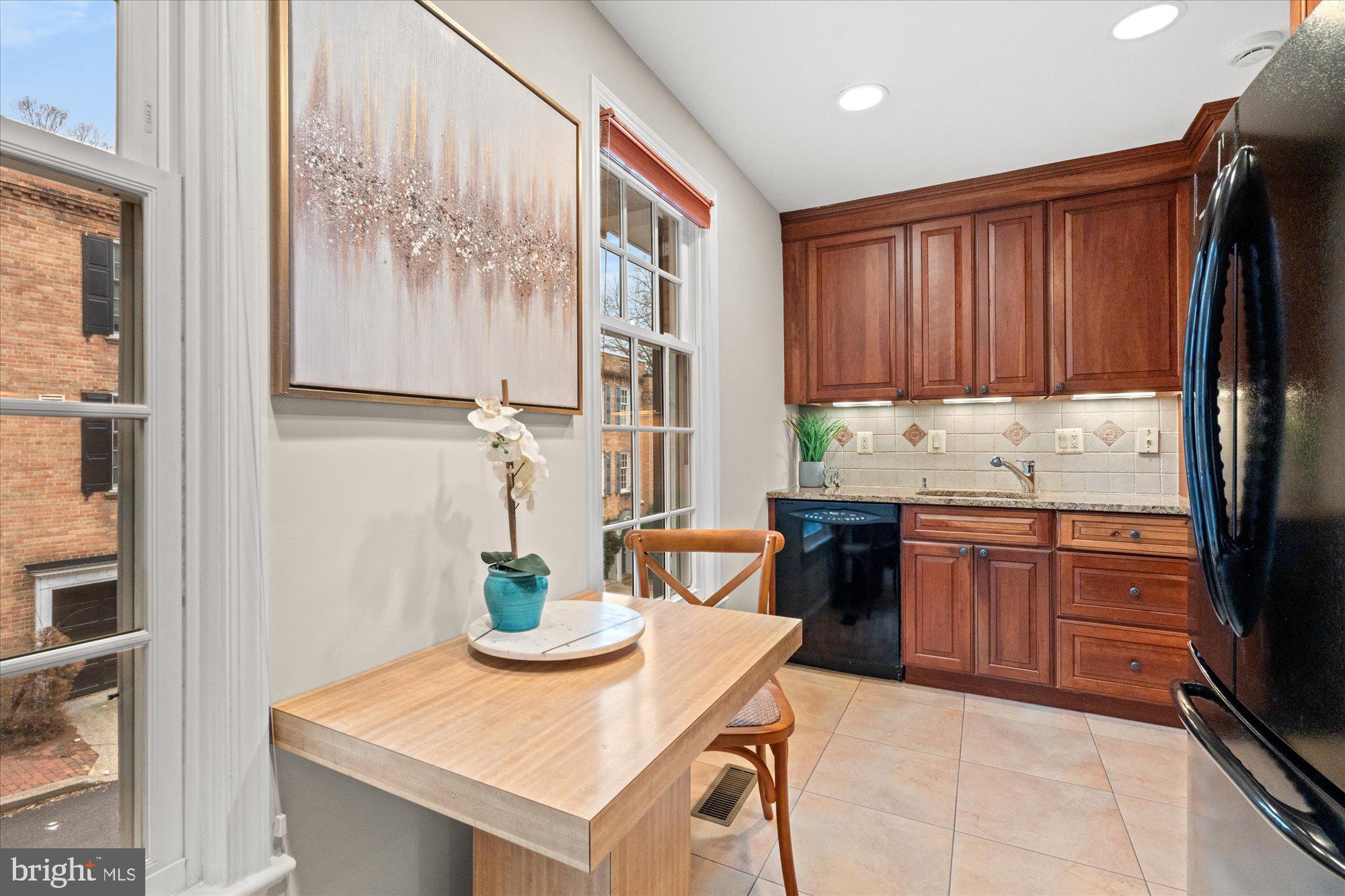 2525 Queen Annes Ln NW