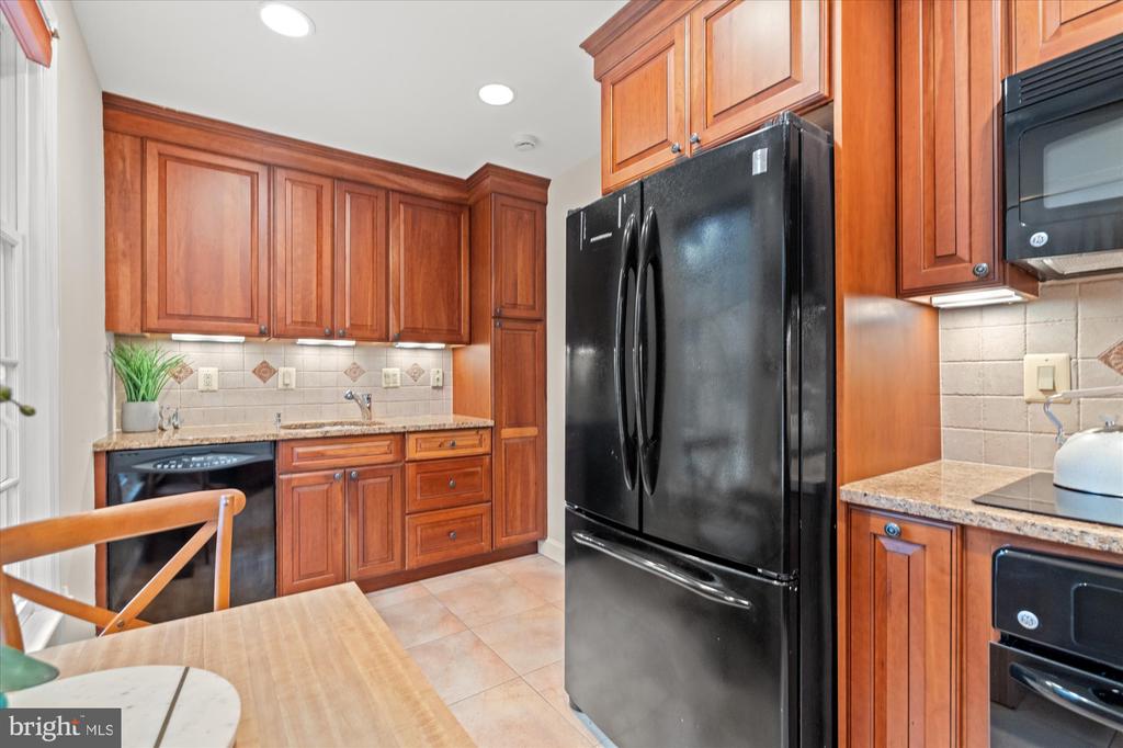 2525 Queen Annes Ln NW