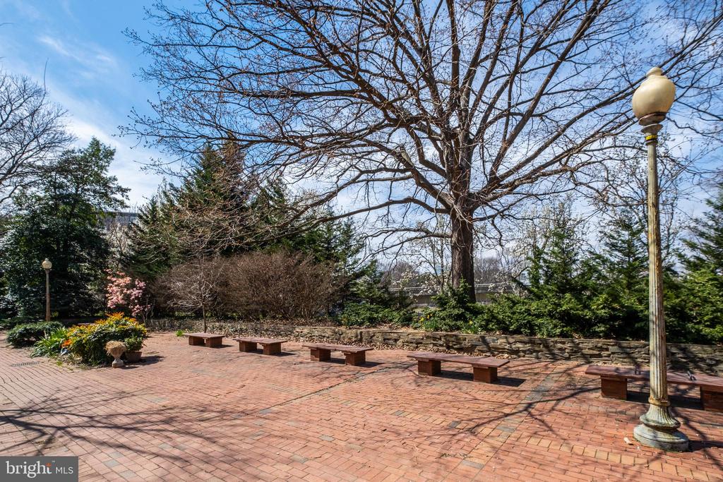 2525 Queen Annes Ln NW