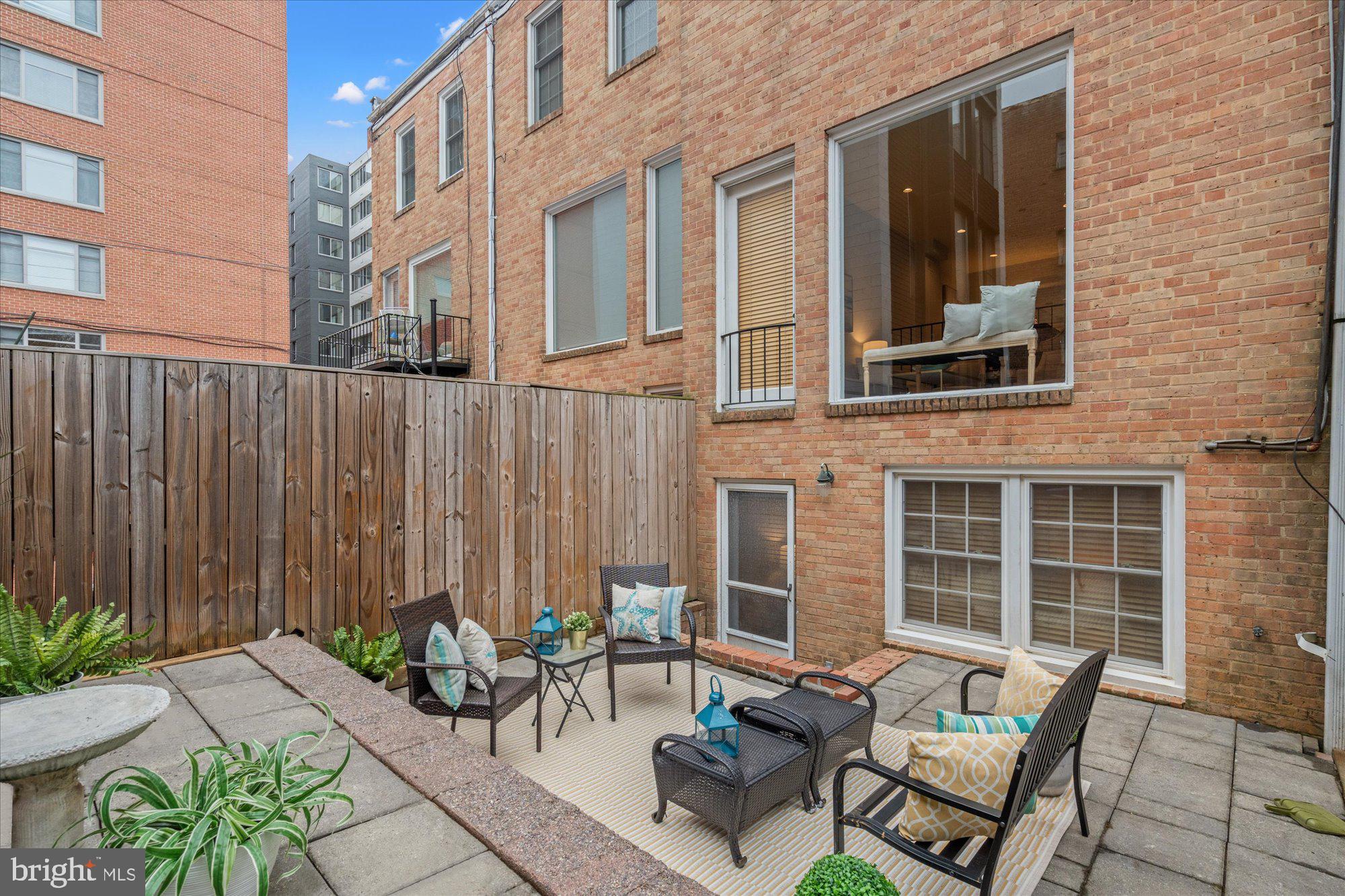 2525 Queen Annes Ln NW