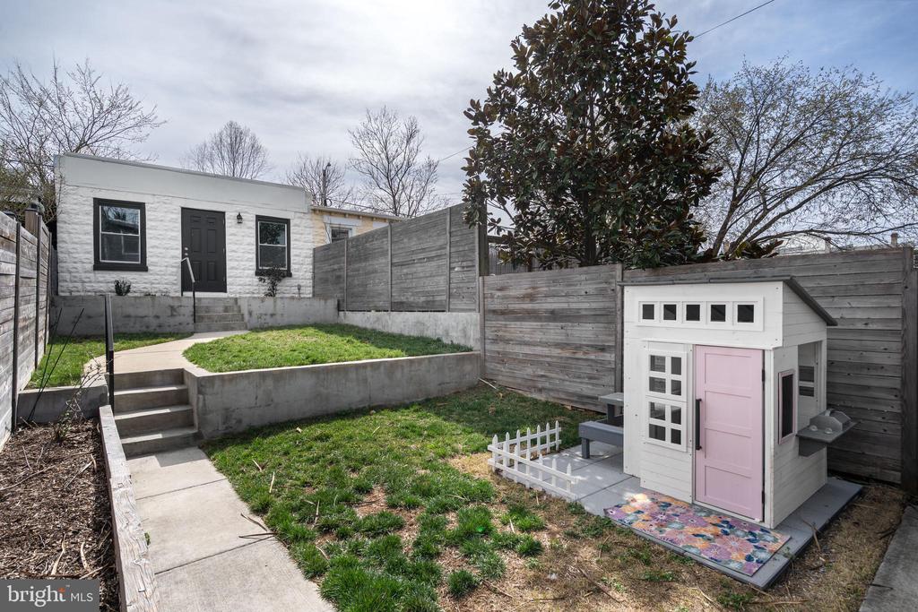 806 Decatur St NW