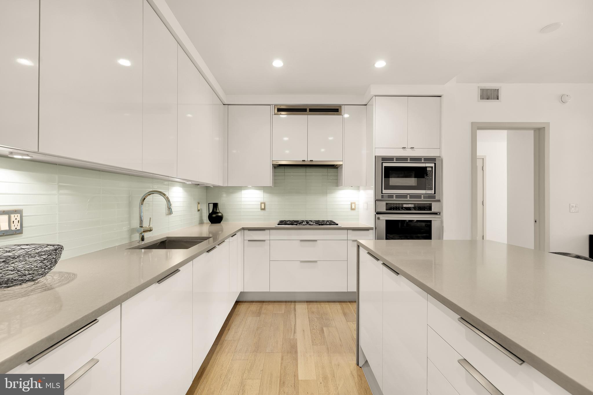 45 Sutton Sq SW #906