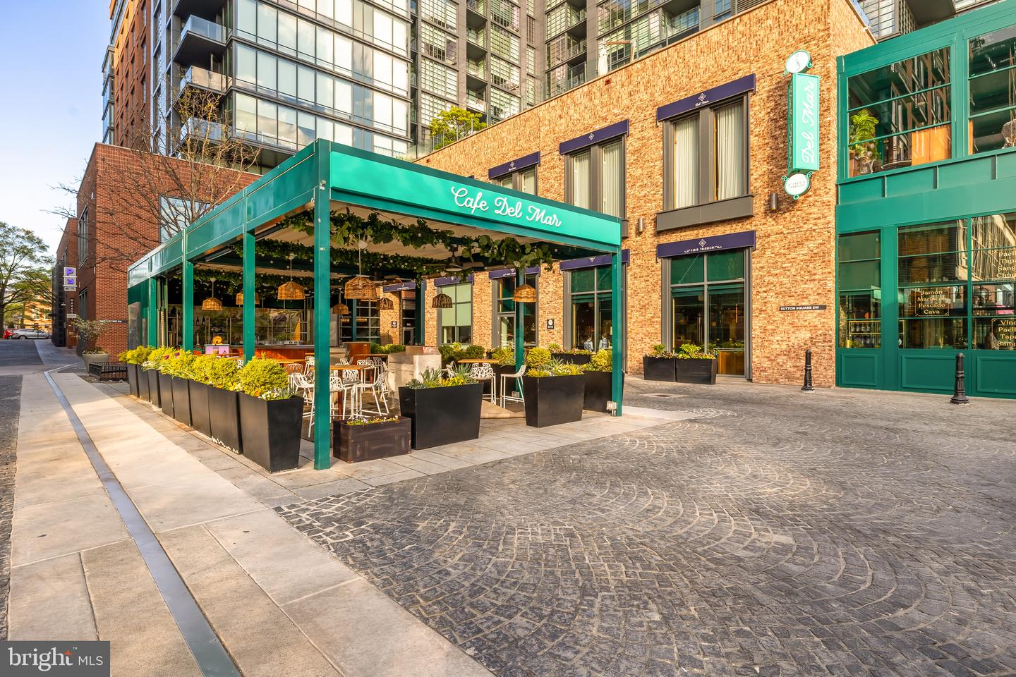 45 Sutton Sq SW #906