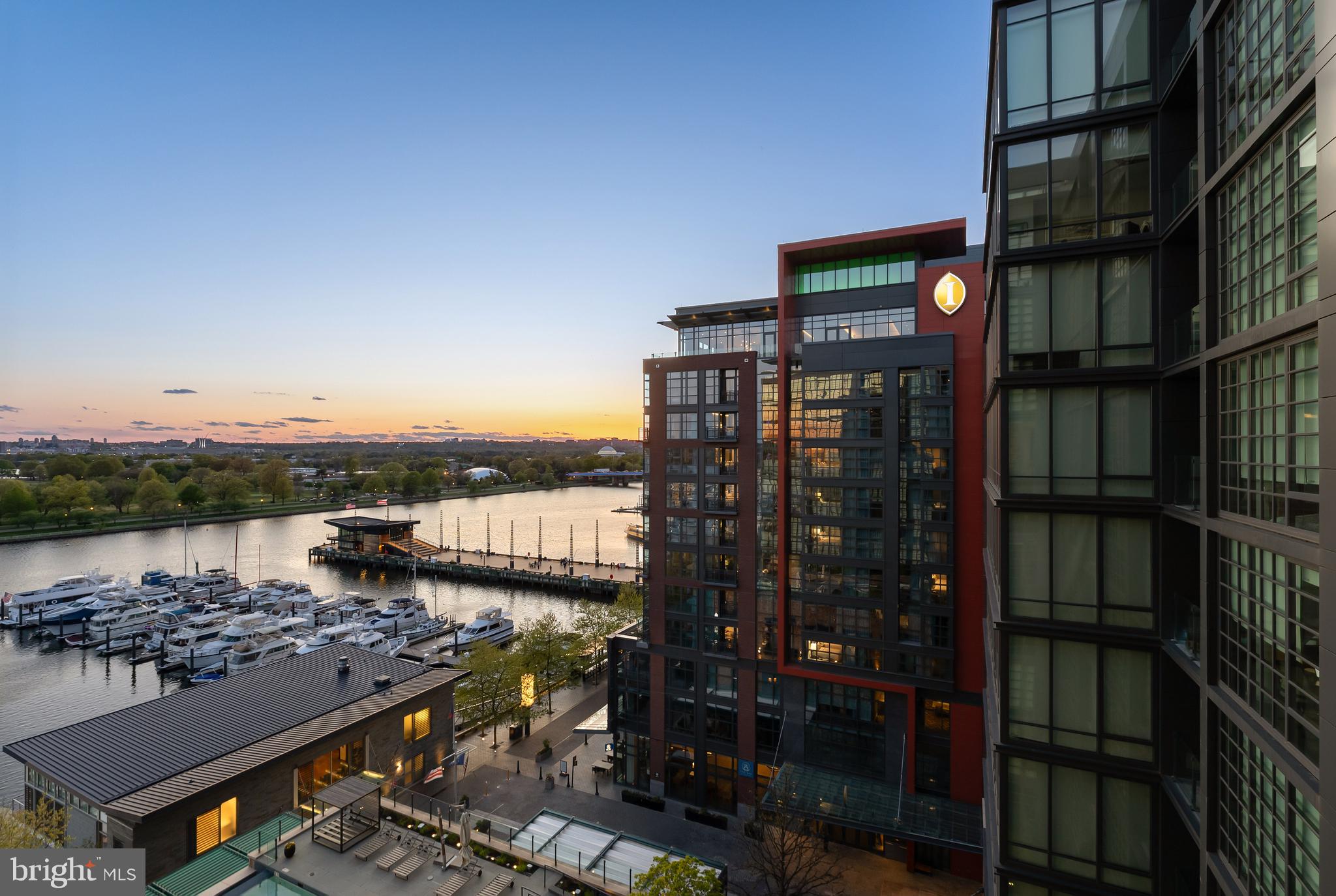 45 Sutton Sq SW #906