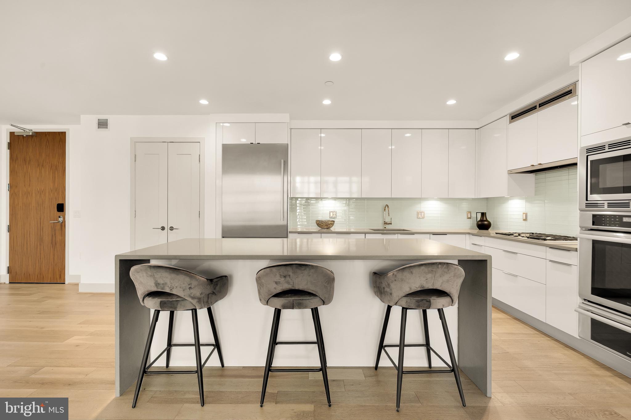 45 Sutton Sq SW #906