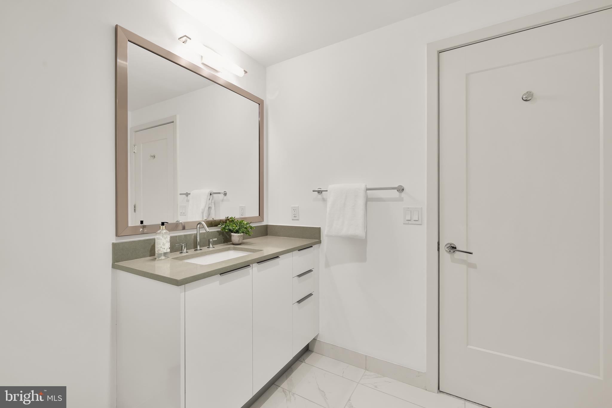 45 Sutton Sq SW #906