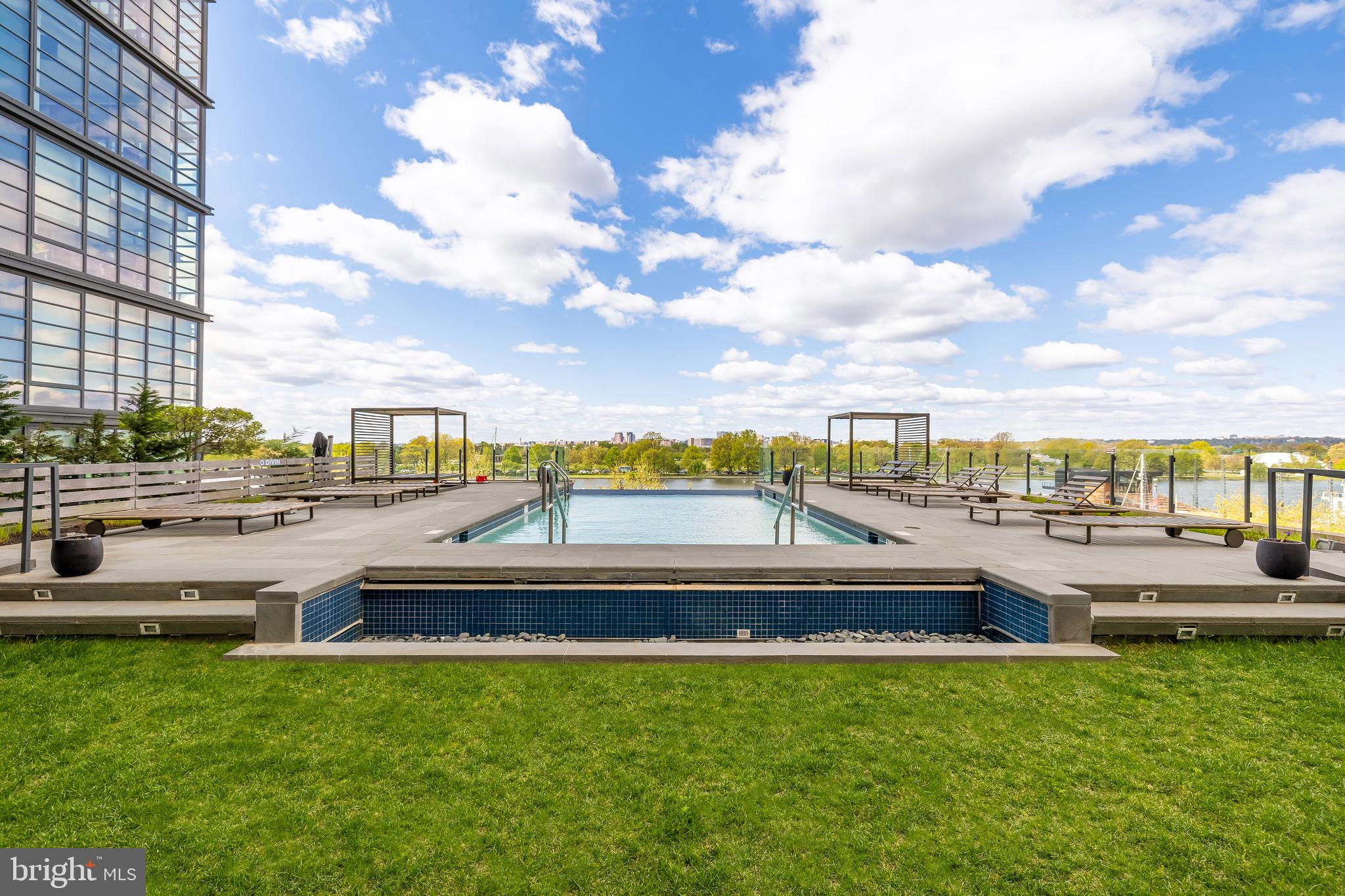 45 Sutton Sq SW #906