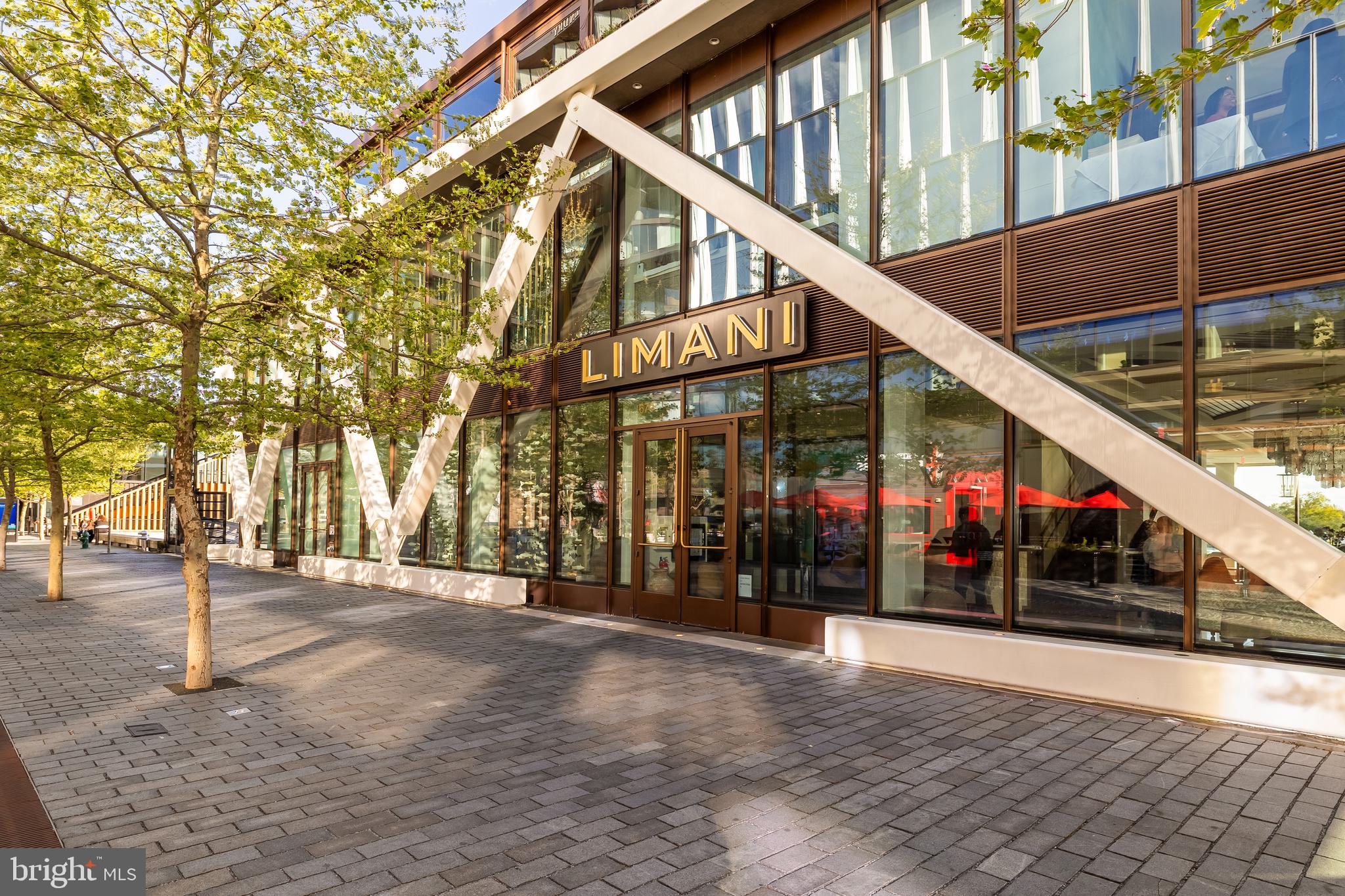 45 Sutton Sq SW #906