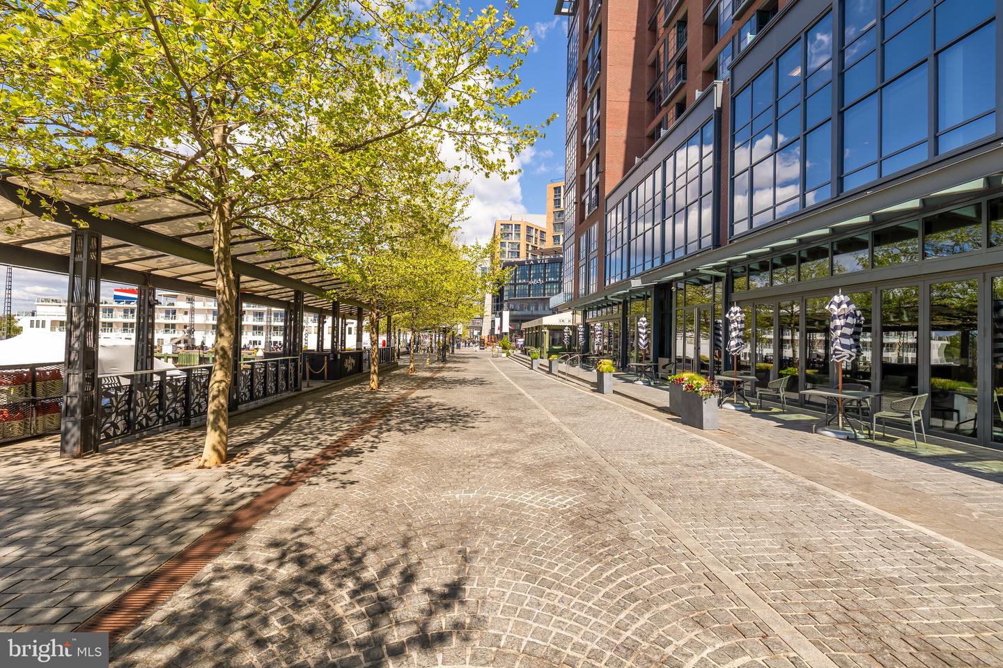45 Sutton Sq SW #906