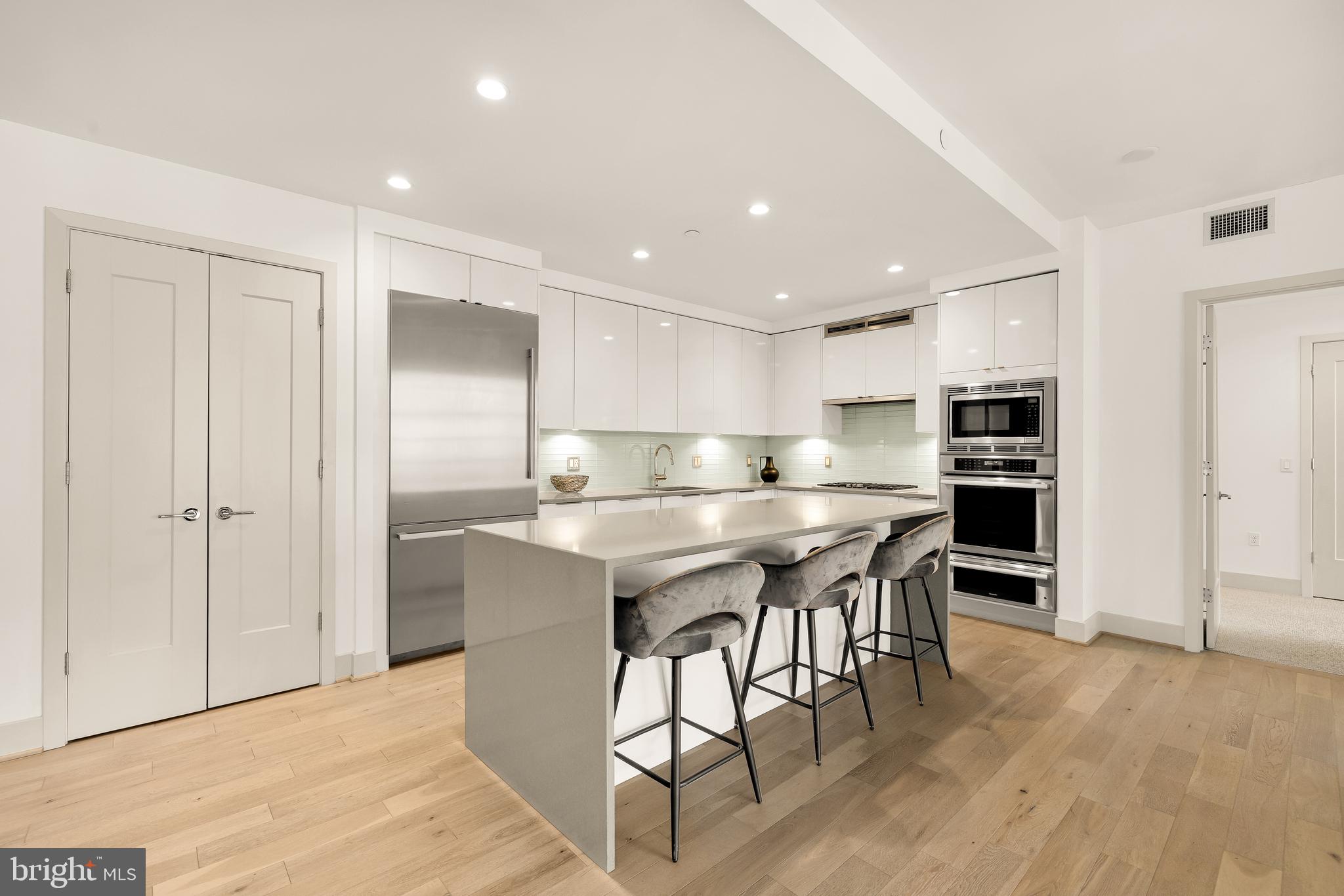 45 Sutton Sq SW #906