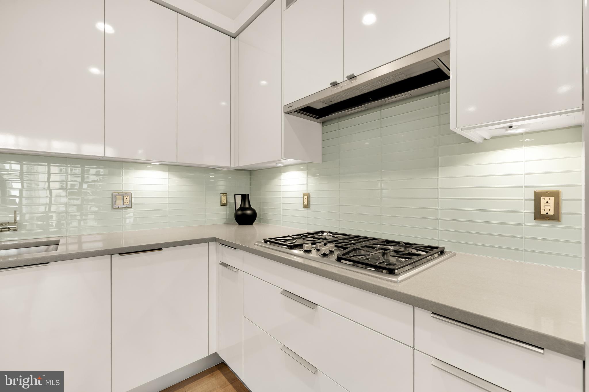 45 Sutton Sq SW #906