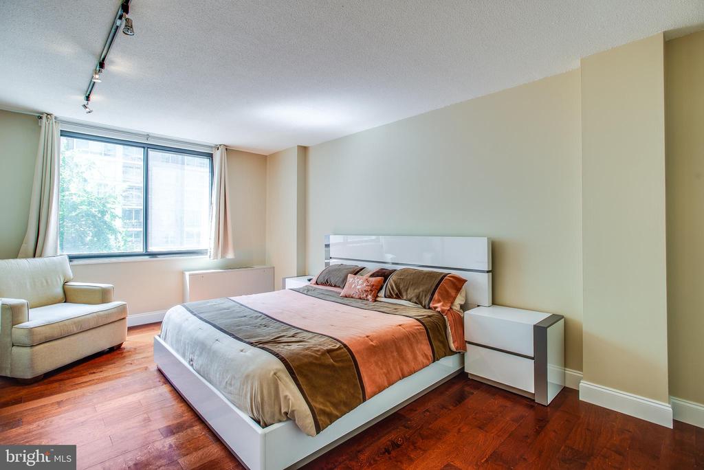 2201 L ST NW #500