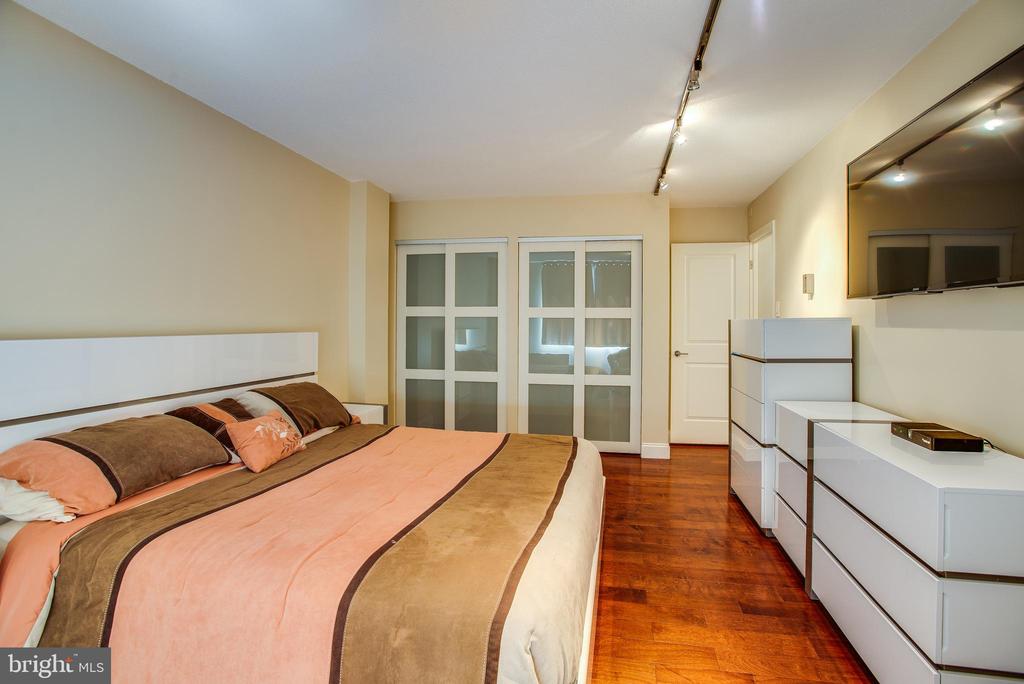 2201 L ST NW #500