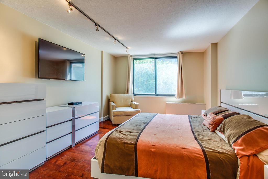 2201 L ST NW #500