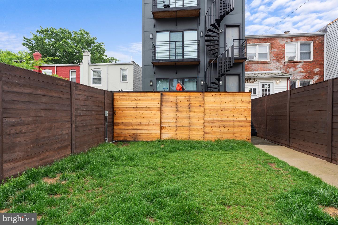 615 IRVING ST NW #1F