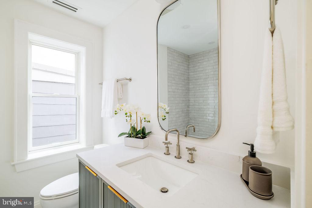 2460 ONTARIO ROAD NW