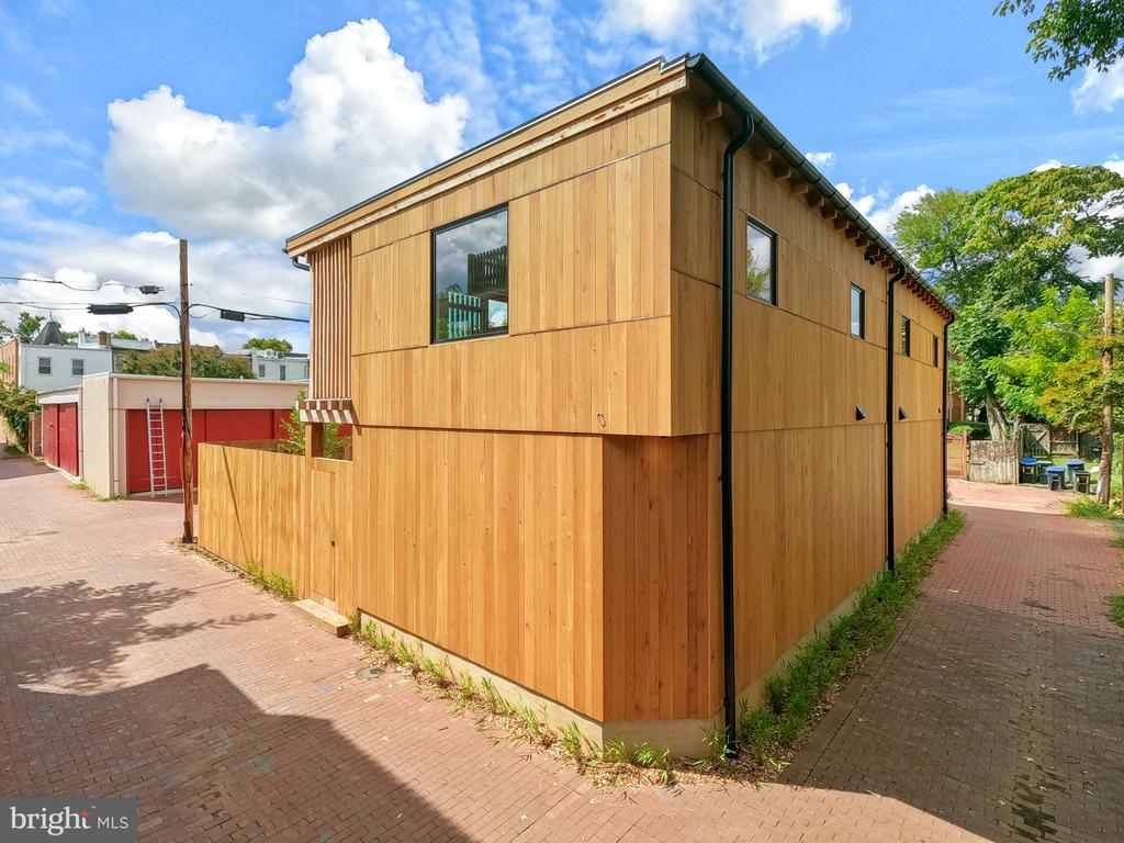 21 OVERBECK ALLEY NE