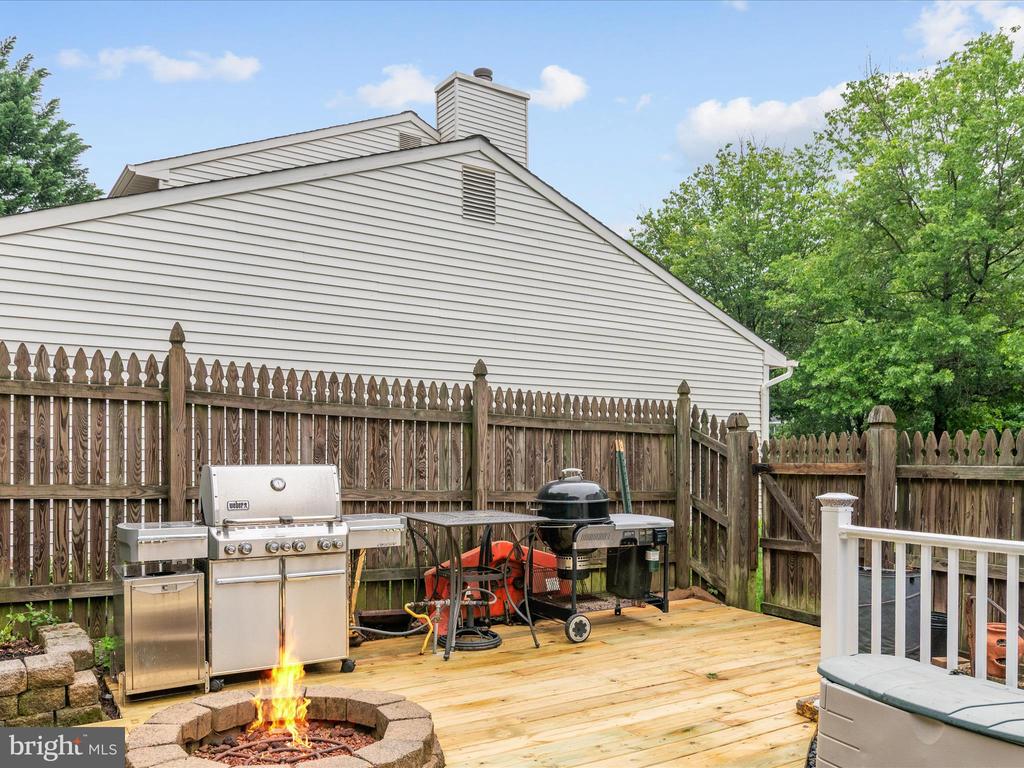 275 Tolstoy Ln