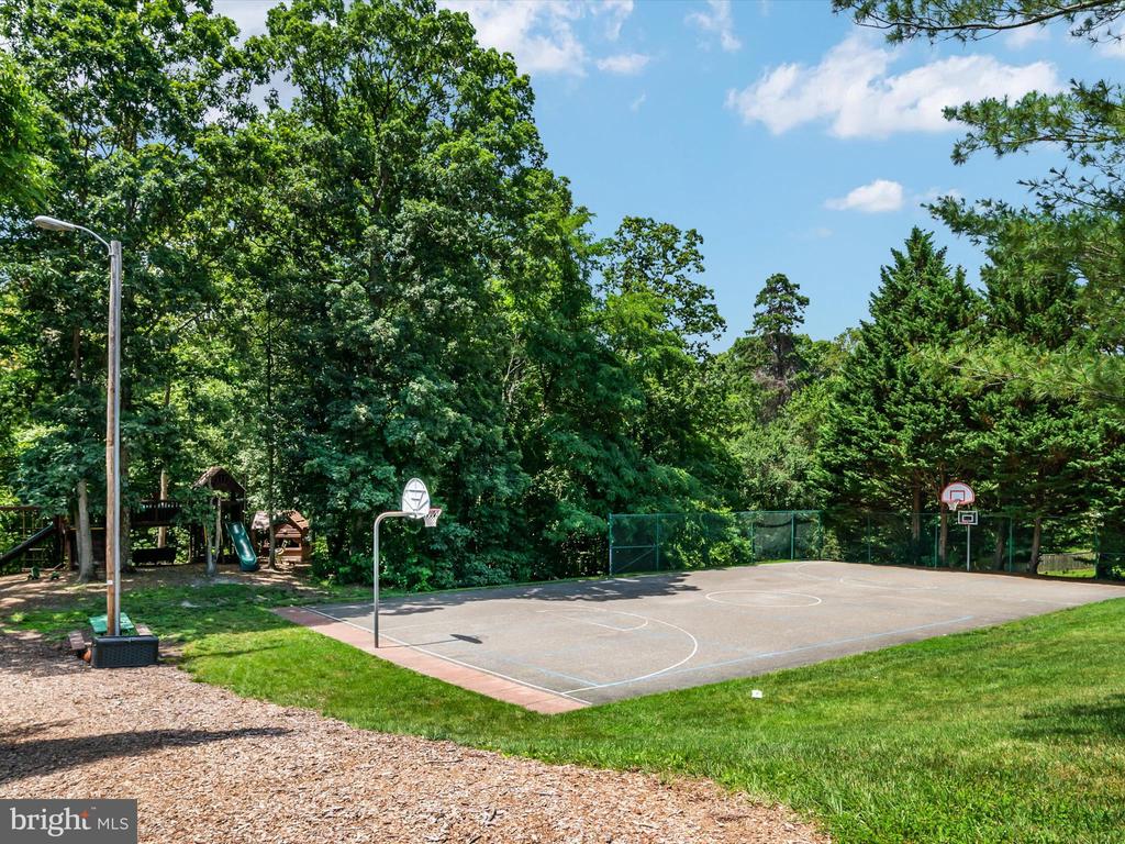 275 Tolstoy Ln