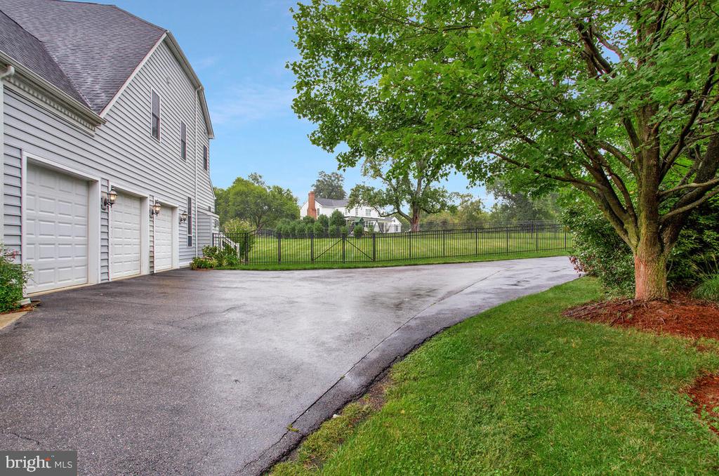 23 HUNTING COURT