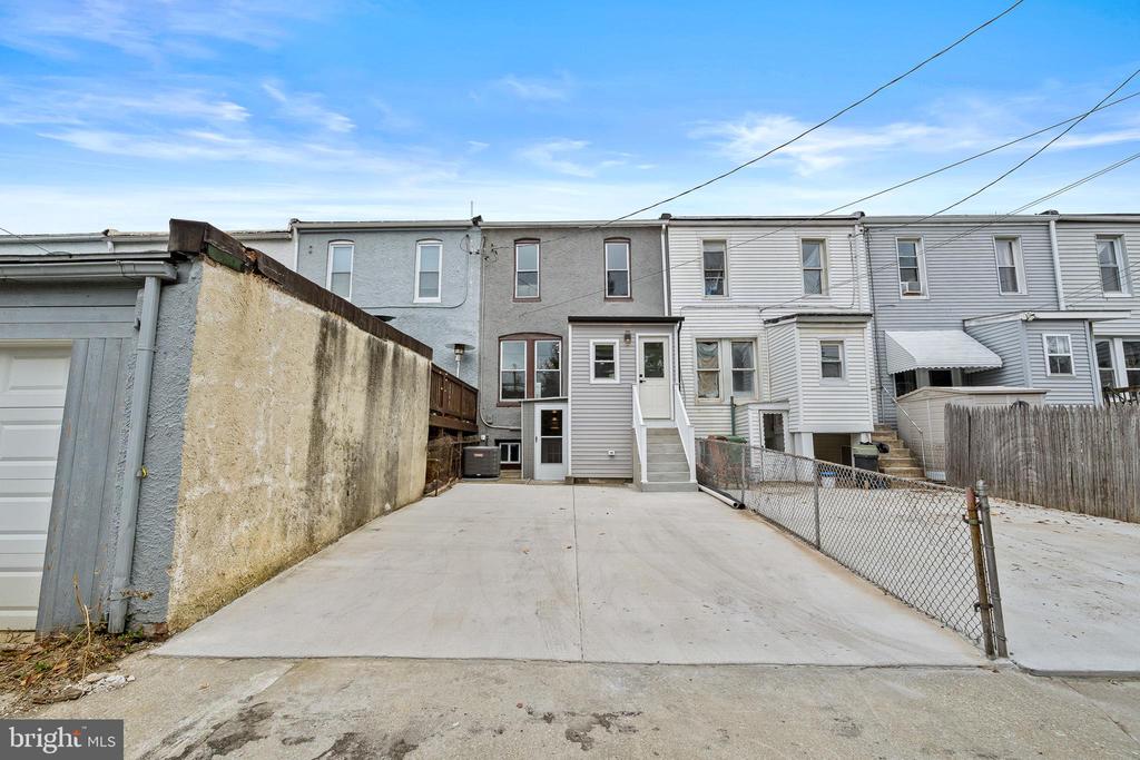 839 W 33rd St