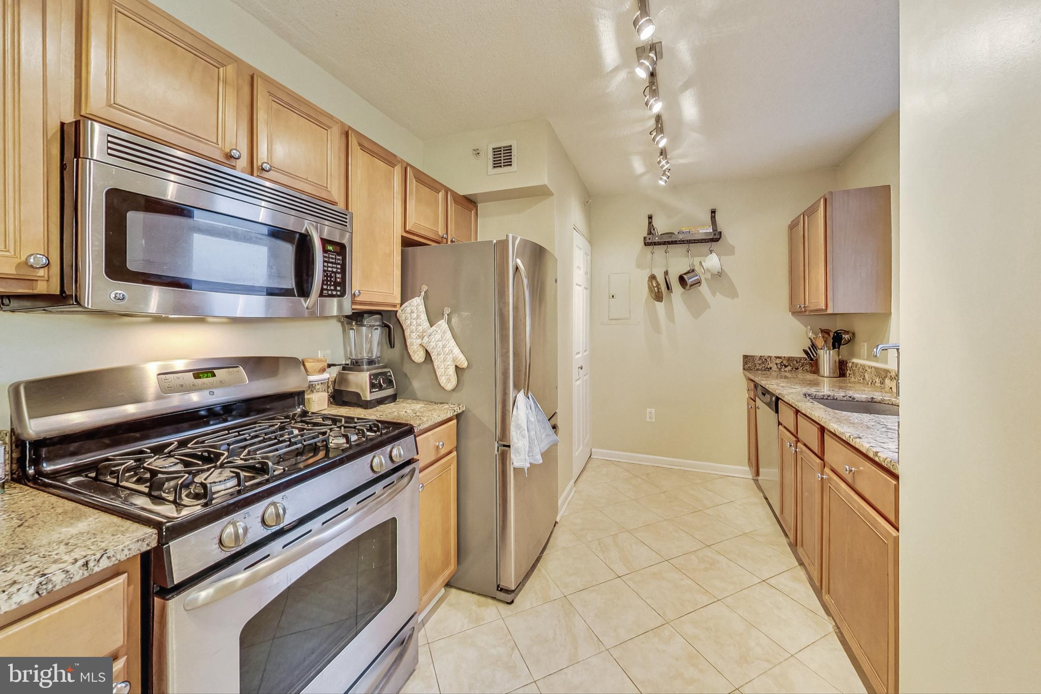 7111 Woodmont #818