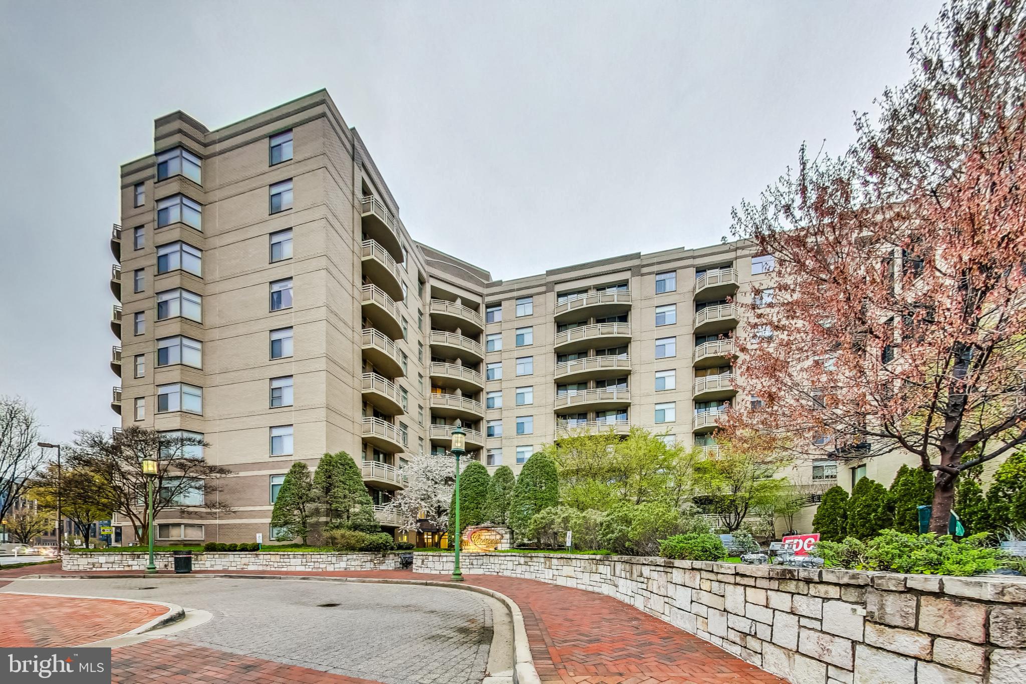 7111 Woodmont #818