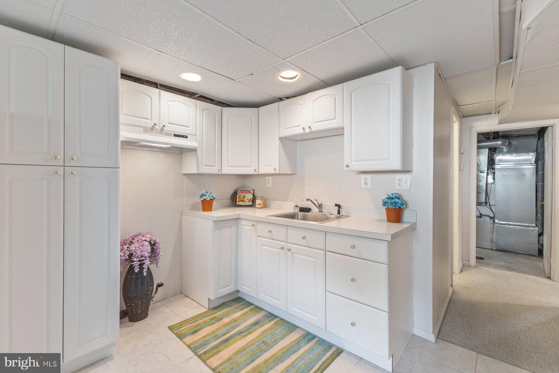 13725 Lionel Ln